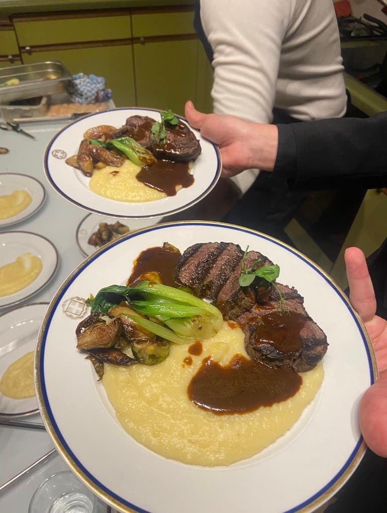Table de l’ambassade de Grèce pour le secrétaire général du Conseil de l’Europe : viande grillée, purée, légumes et sauce