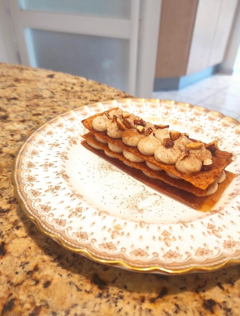 Millefeuille à la crème, noisettes et épices, servi lors d’un repas pour l’ambassade chypriote