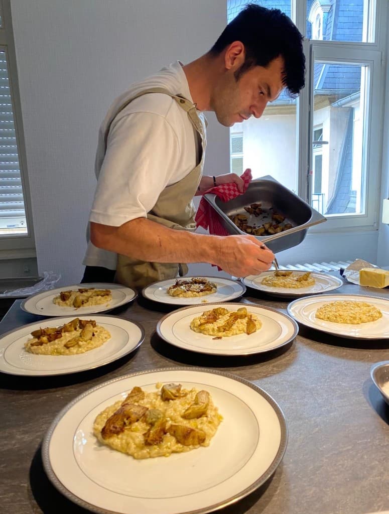 Savvas en train de dresser le plat à l’ambassade d’Andorre